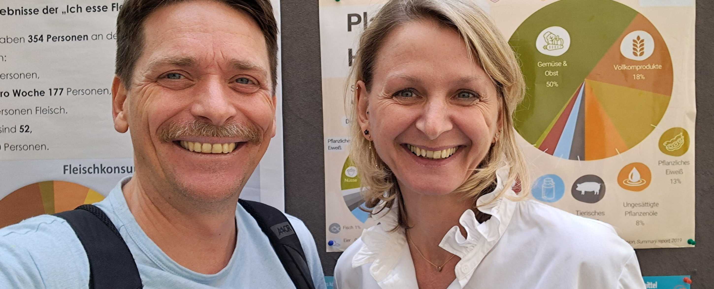 2 Personen vor Schaubildern