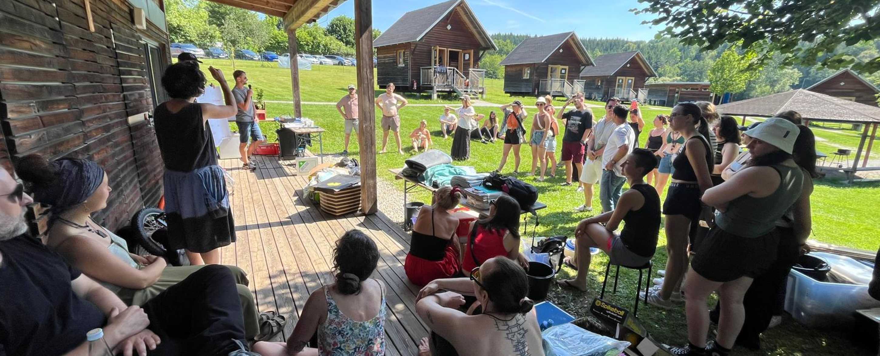 Studierendengruppe mit Lehrenden