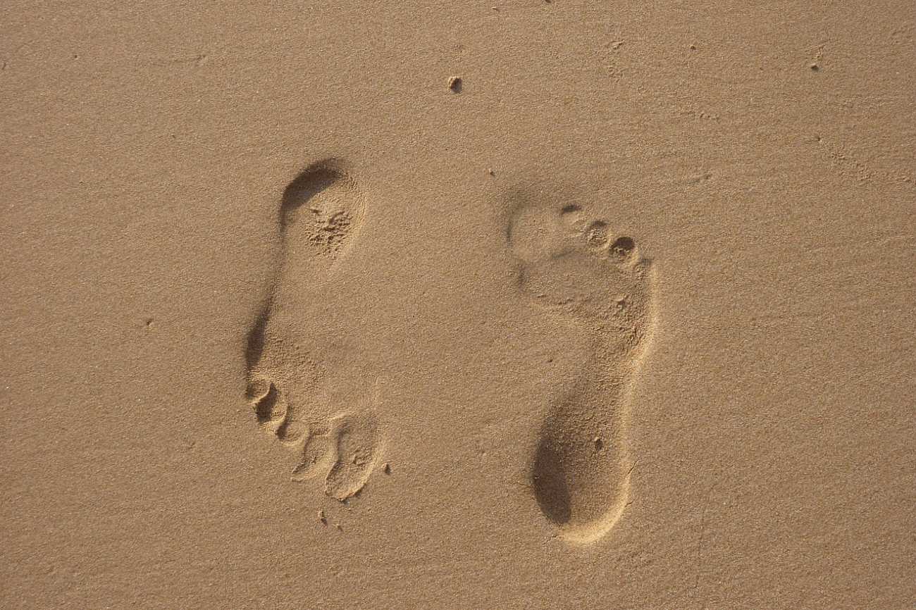 Fußabdrücke im Sand