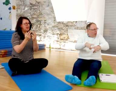 Studierende hockend bei einer Lichtermeditation