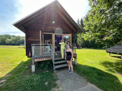 Hütte mit Bewohnerinnen