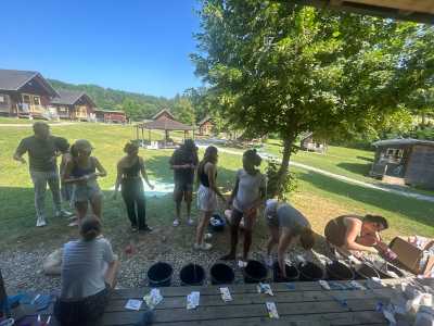 Studierendengruppe beim Batiken