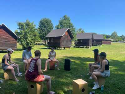 Studierende Cajon spielend