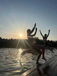 Studierende am See