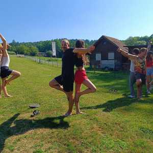 Studierende beim Yoga