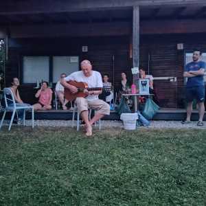 Lehrender bei einer Gitarrensession