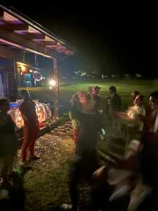 Party mit Singedem und Tanzenden