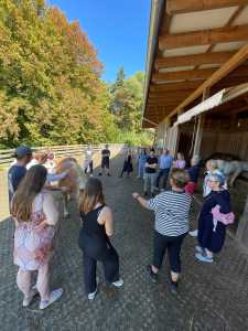 Studierende mit Pferd