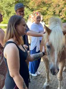 Studierende mit Pferd