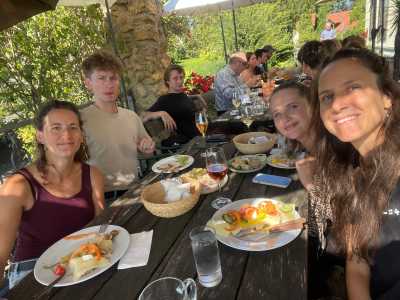 Studierende beim Essen