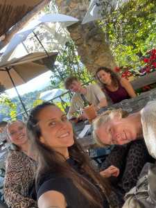 Studierende beim Essen