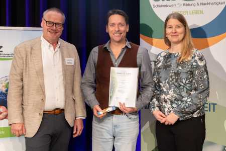 3 Personen mit Urkunde