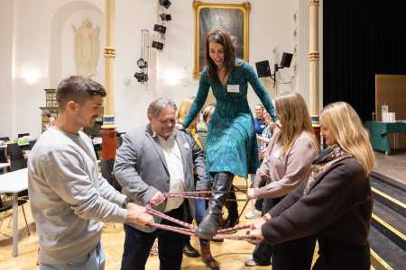 Lehrende mit Seilbrücke und balanzierender Lehrender