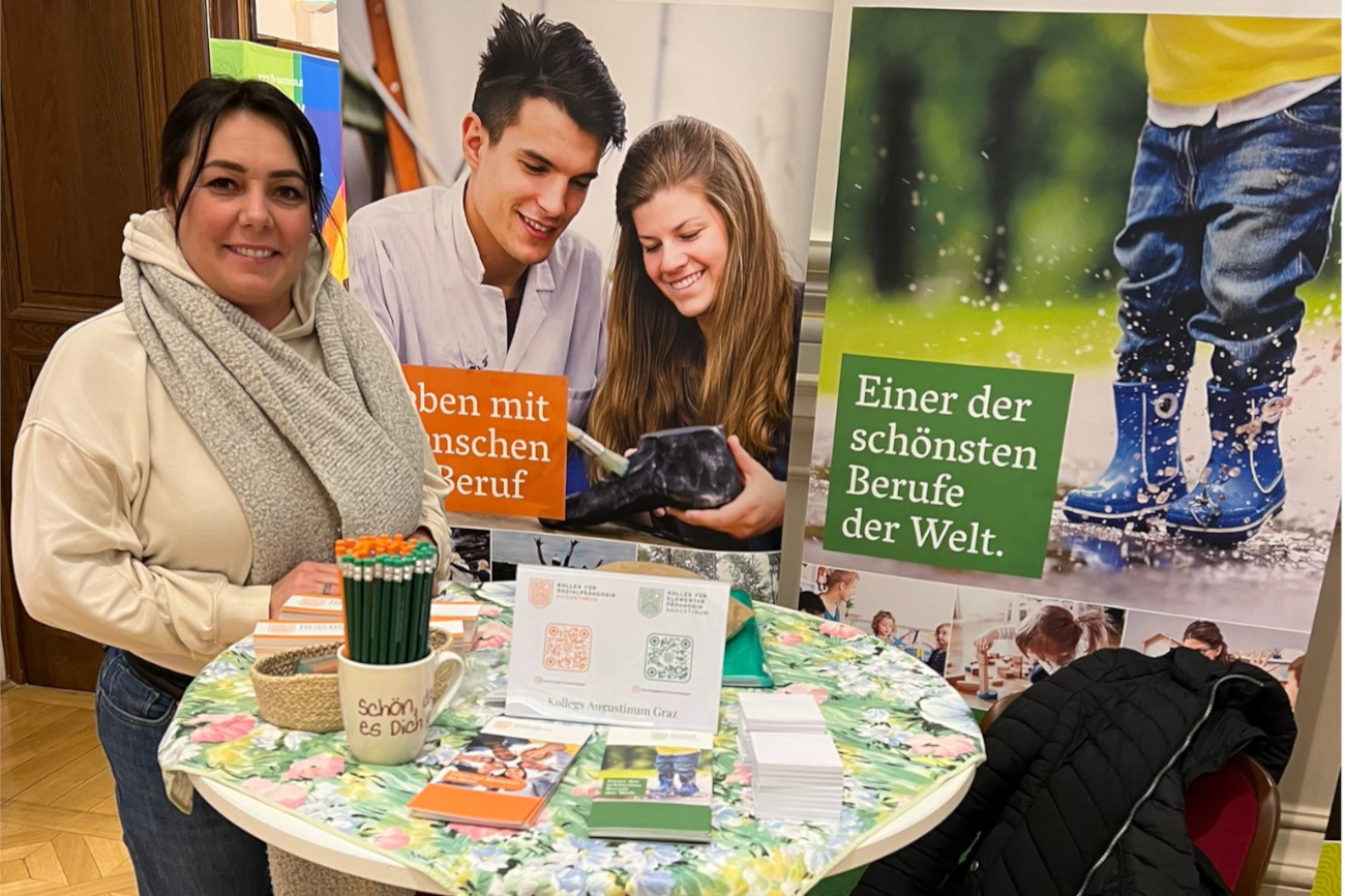 Lehrgangsberaterin am Stehpult