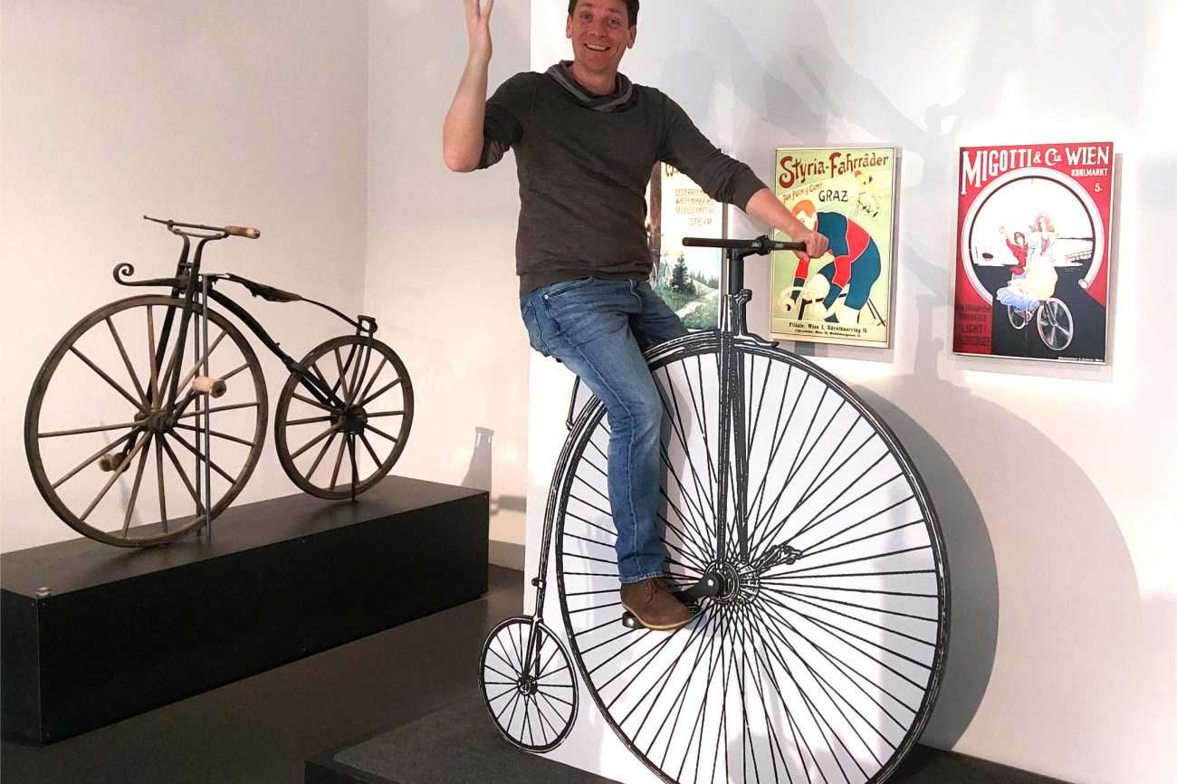 Lehrender auf einem Hochradmodell