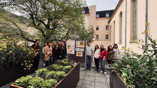 Hochbeet mit Menschen