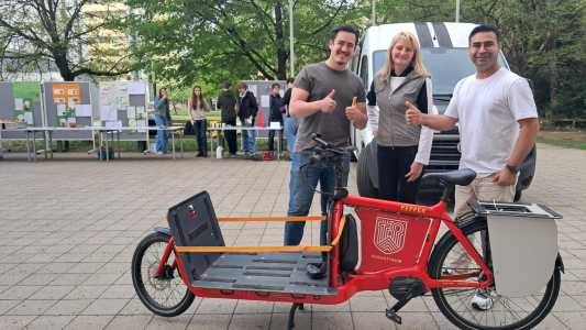 Lastenrad mit Gruppe