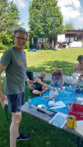 Lehrender mit Workshopgruppe