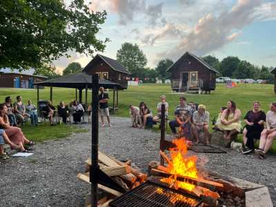 Gruppe am Lagerfeuer