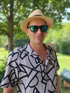 Lehrender mit Sonnenhut und Brille