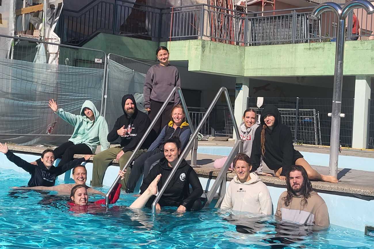 Studierendengruppe im Pool