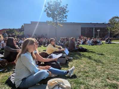 Studierende beim Eröffnungsritual im Freien