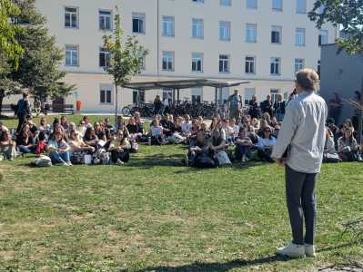 Studierende beim Eröffnungsritual im Freien