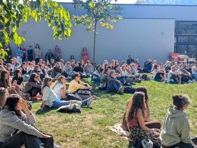 Studierende beim Eröffnungsritual im Freien