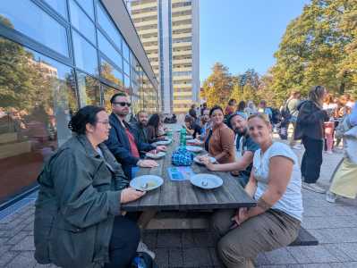 Studierende beim Suppe-Essen