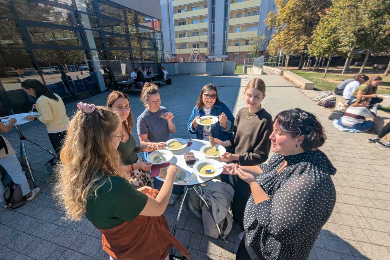 Studierende mit Suppe