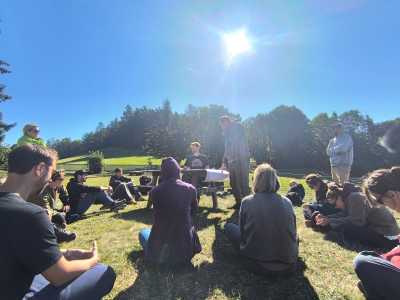 Studierendengruppe bei Aktivität im Freien
