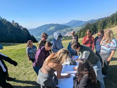 Studierendengruppe bei Aktivität im Freien