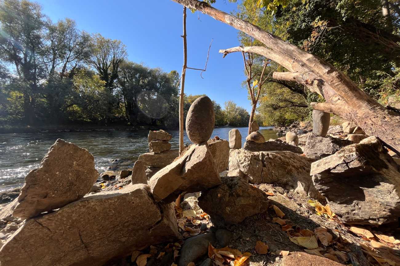 LandArt - Steine und Äste am Fluss