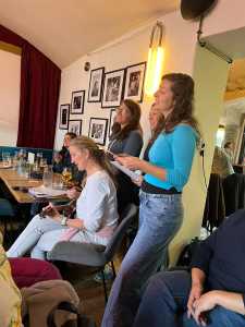 Lehrende singend