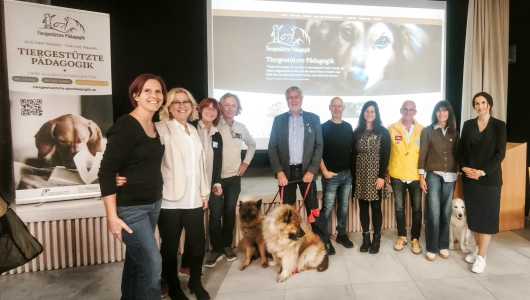 Gruppenbild mit Hunden und Menschen